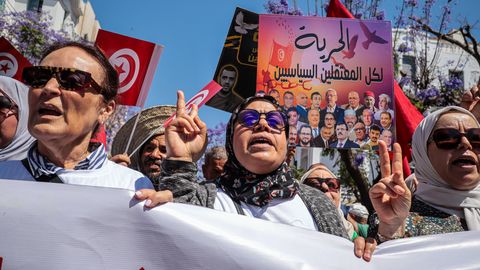 JÕULINE VAIGISTAMINE ⟩ Tuneesia presidendi mõjukate kriitikute vahistamine pani rahva protestima