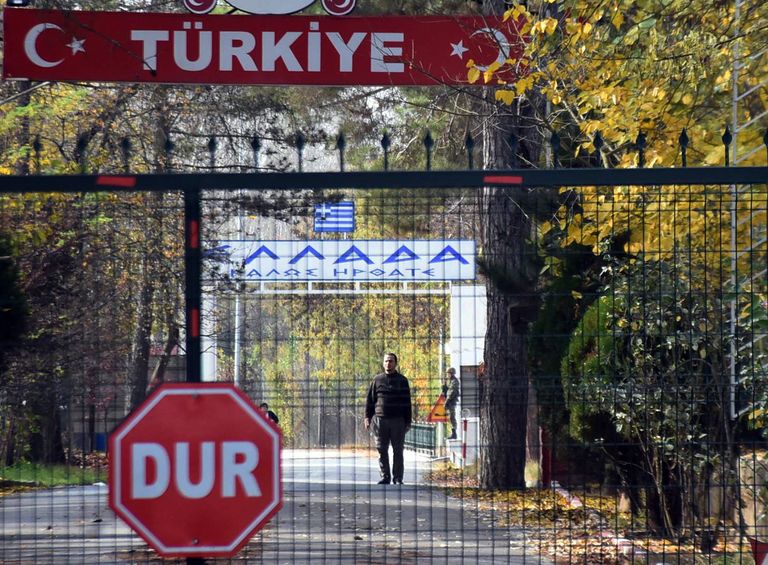 Türgi meedia tuvastas Türgi-Kreeka piiritsoonis oleva mehe Ameerika Ühendriikide kodanikuna, kes kuulus väidetavalt äärmusrühmituse Islamiriik ridadesse.