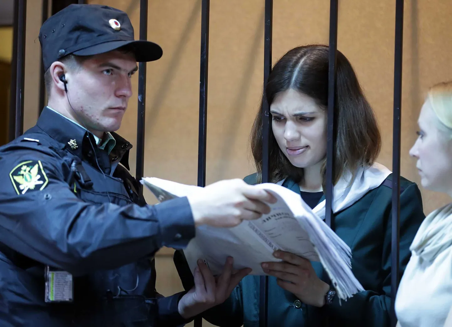 Nadežda Tolokonnikova (keskel) kohtus.