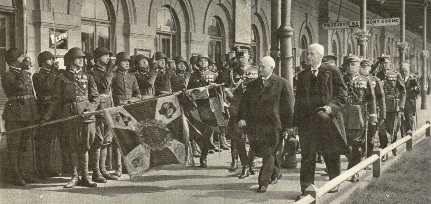 Konstantin Päts (paremalt teine) 1935. aasta riigivisiidil Varssavi raudteejaamas koos Poola presidendi Ignacy Mościckiga (paremal).