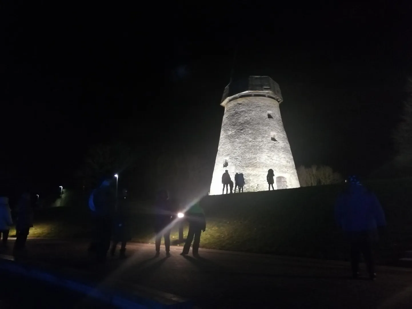 Rakvere Vallimäe vana veski tuledesäras.