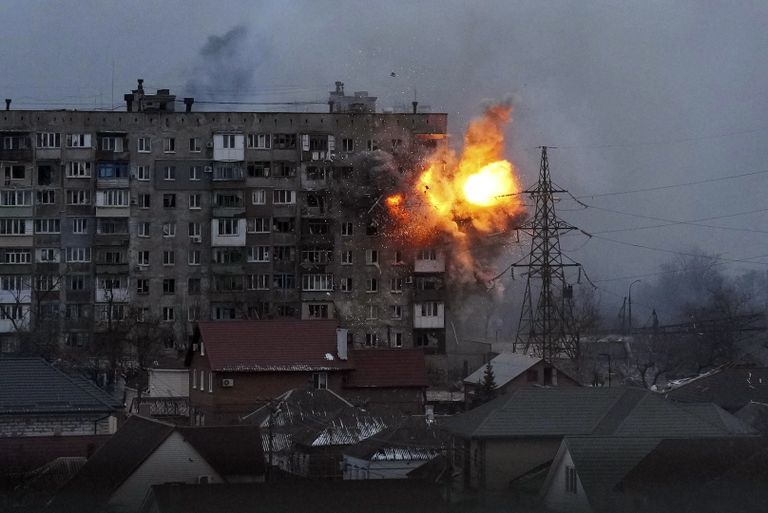 Vene tankistid tulistamas Ukrainas Mariupolis 11. märtsil 2022 kortermaja