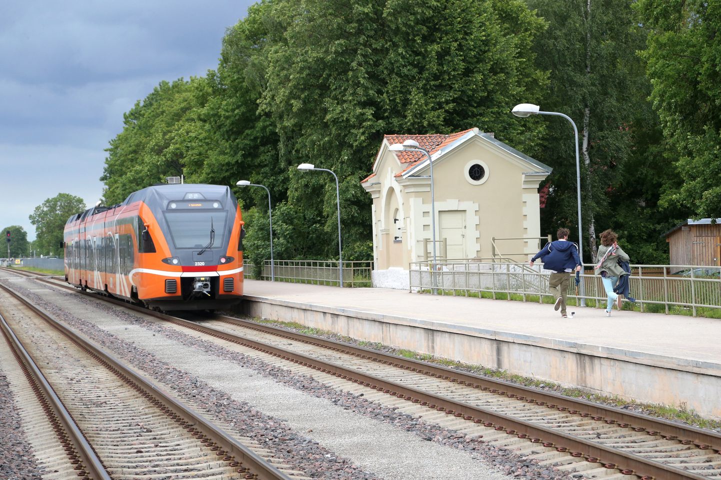 Näide elust enesest. Läinud neljapäeval sõitis Tartu–Tallinna rong perrooni kaugemasse otsa. Mõnigi pidi rongile jõudmiseks sprindikiirust näitama.
