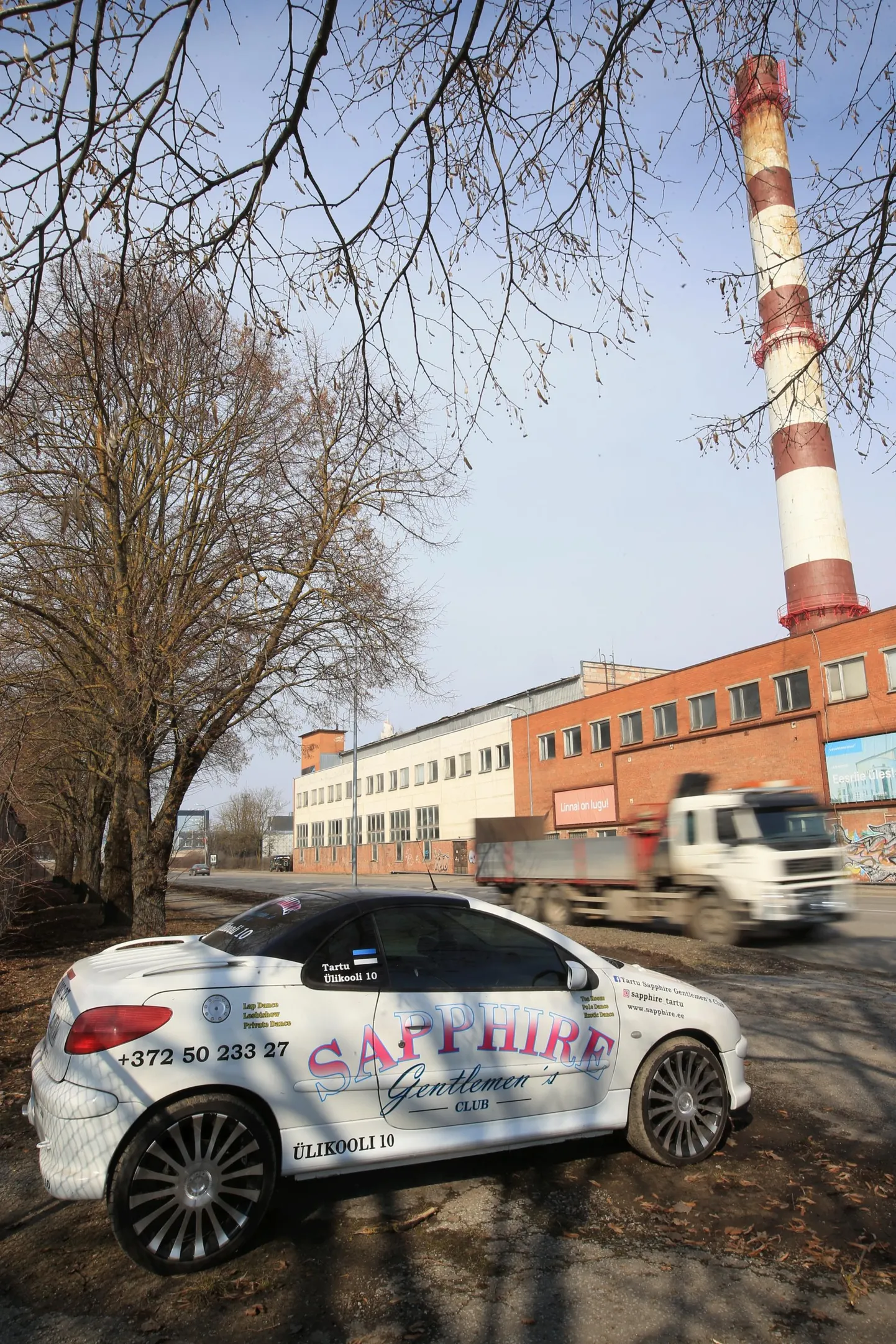 Машина с рекламой стриптиз-клуба возле тартуского учебного заведения