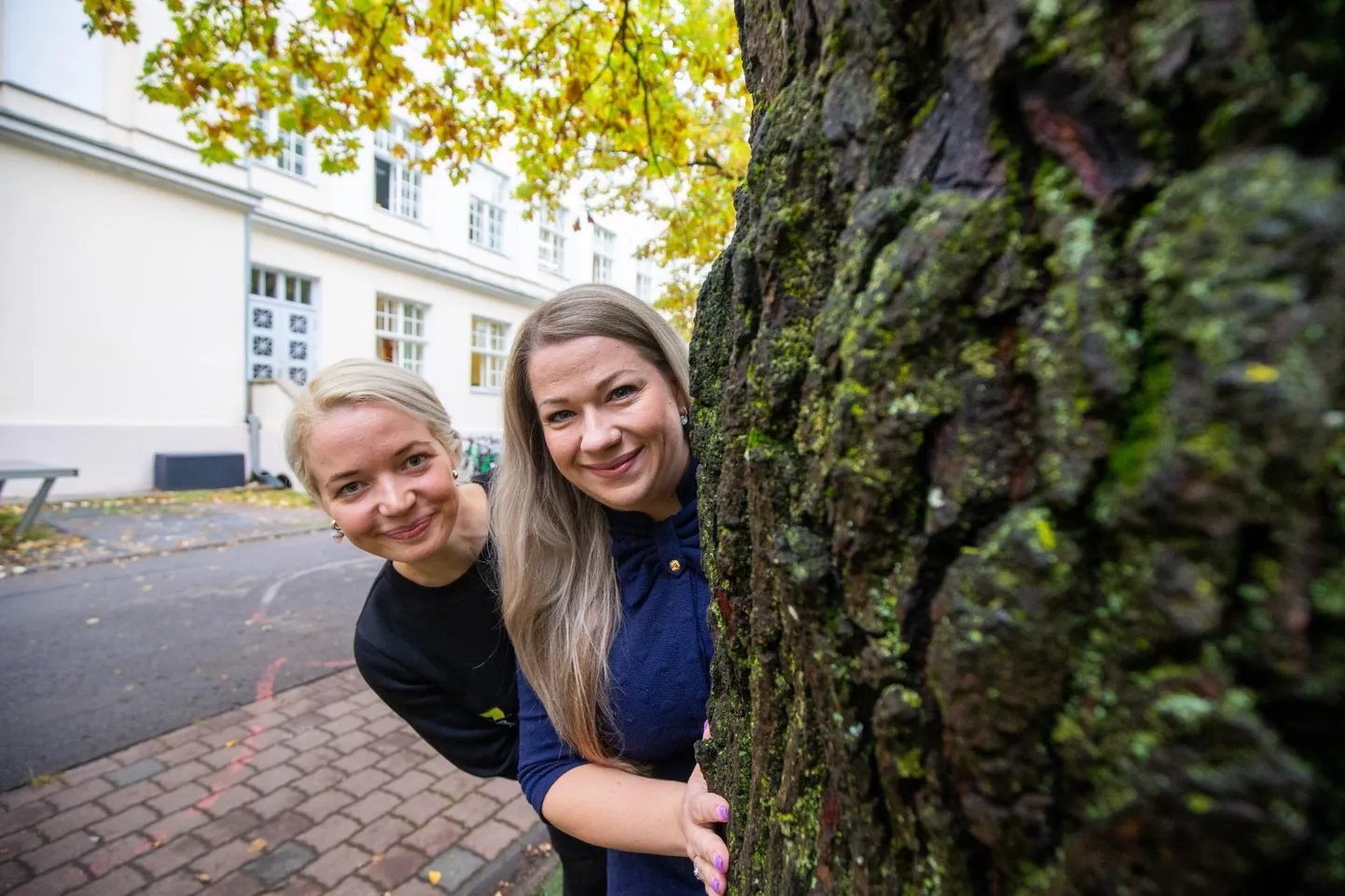 Härma gümnaasiumi saksa keele õpetaja Maigi Varusk (vasakul) ja ajalooõpetaja Alla Vinitšenko leiavad, et kuigi õpetajatöö on raske, jagub palju ka rõõmu ja helgust.