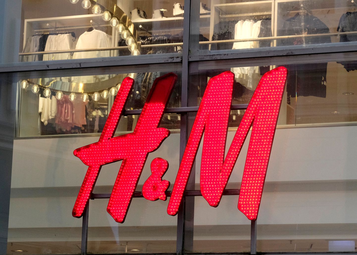 H&Mi logo.