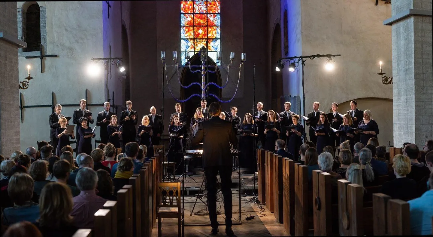 Kaspars Putniņš Eesti Filharmoonia Kammerkoori ees. Nende Alfred Schnittke ja Arvo Pärdi plaadid on leidnud laialdast tunnustust.