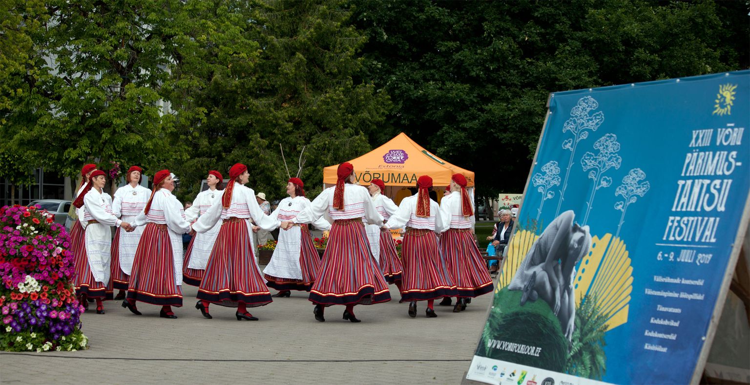 Nii keerles tantsuring eelmisel suvel Võru Pärimustantsu festivalil.