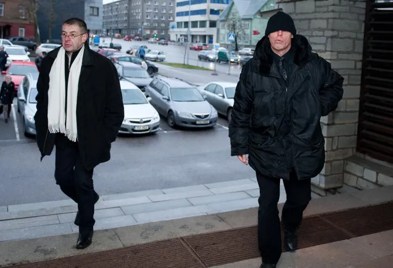 Hetk enne rünnet: kohe, kui see pilt tehtud sai, lõi Imre Arakas fotograafi jalaga. Foto: Heiki Rebane / BNS.