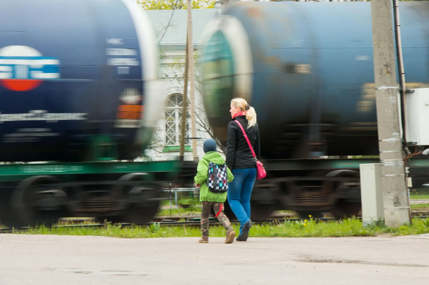 Raudteeülesõidu juures tuleb reisijatel teisele bussile ümber istuda. Pilt on illustratiivne.