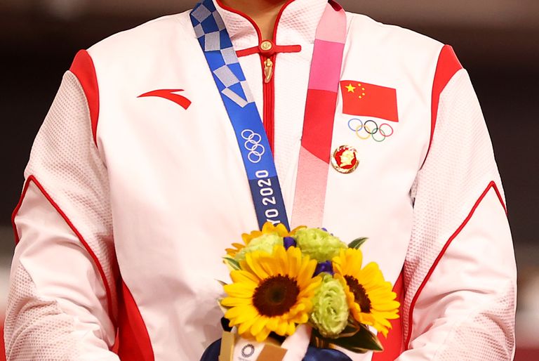 Naiste trekisõidu kuldmedalivõitja Bao Shanju pani rinda Mao Zedongi rinnamärgi. 