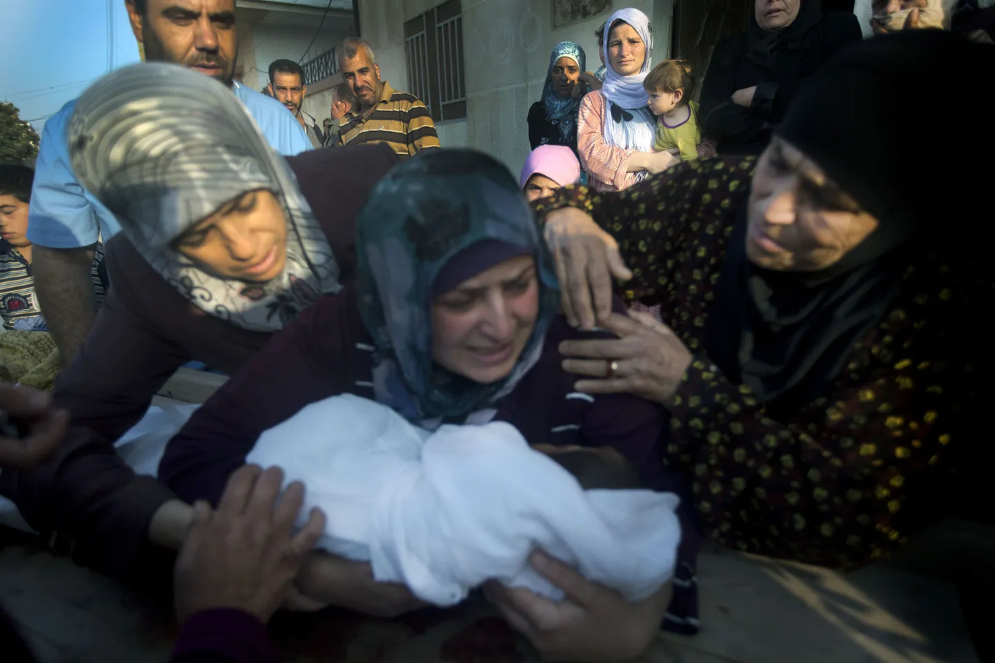 Süüria ema hoiab matusel oma 5-aastase poja surnukeha.