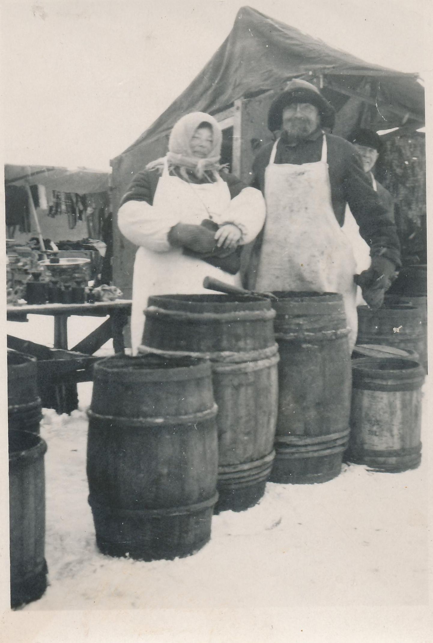 “Soomlaste” pilti pole loomulikult kusagilt võtta. Need on ausad kauplejad 1930. aastate Rakvere turul.