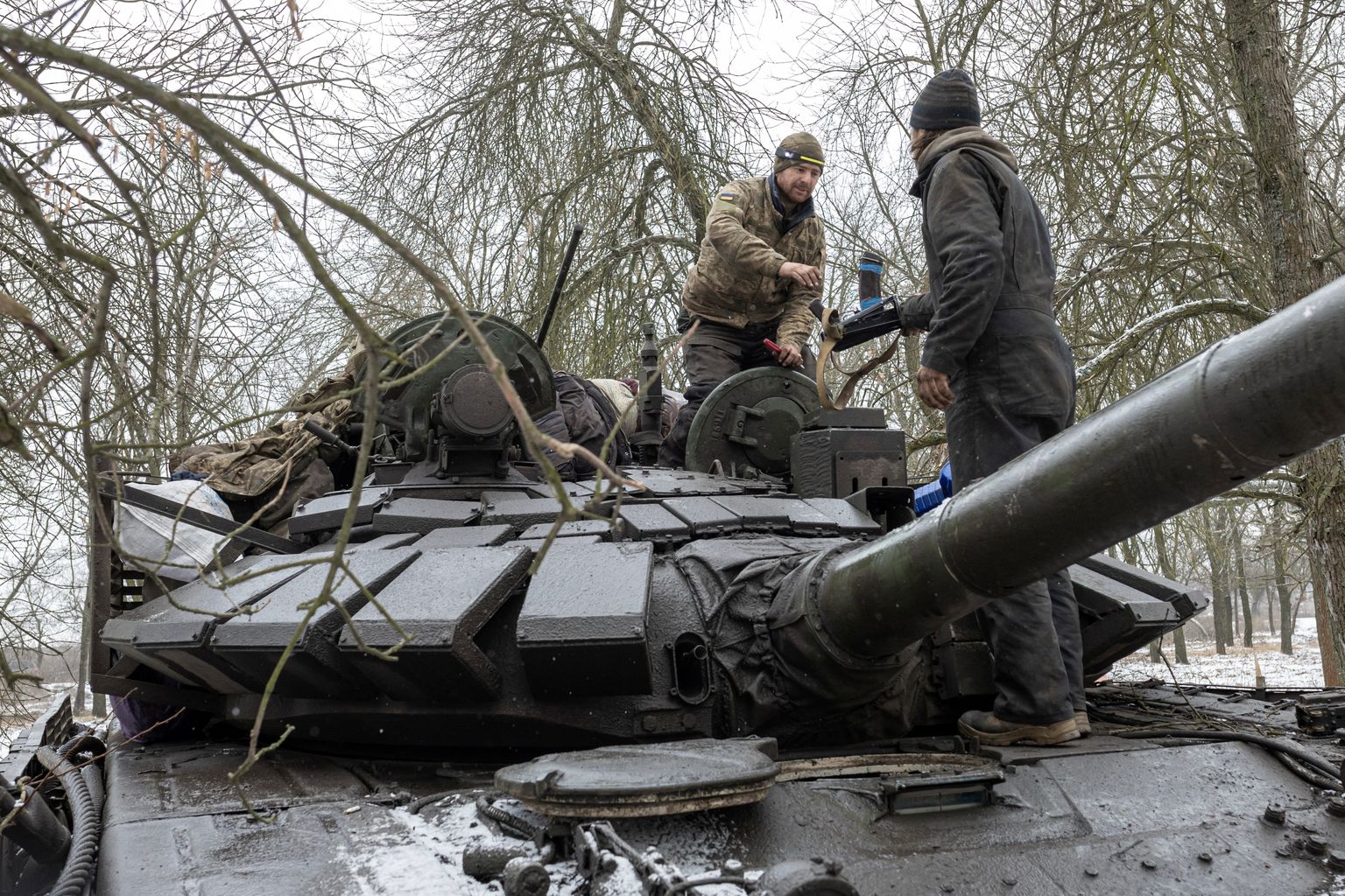 Ukraina sõdurid seisavad eile tankil Donetski oblastis.