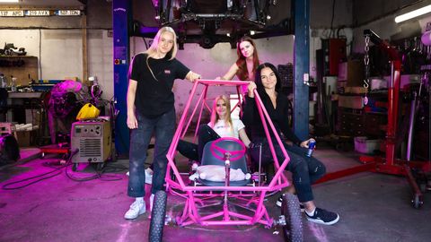 VIDEOINTERVJUU ⟩ «Barbie Airlines» kihutab peagi lauluväljakul! Neli tüdrukut ehitavad võistluseks roosat seebikarbiautot