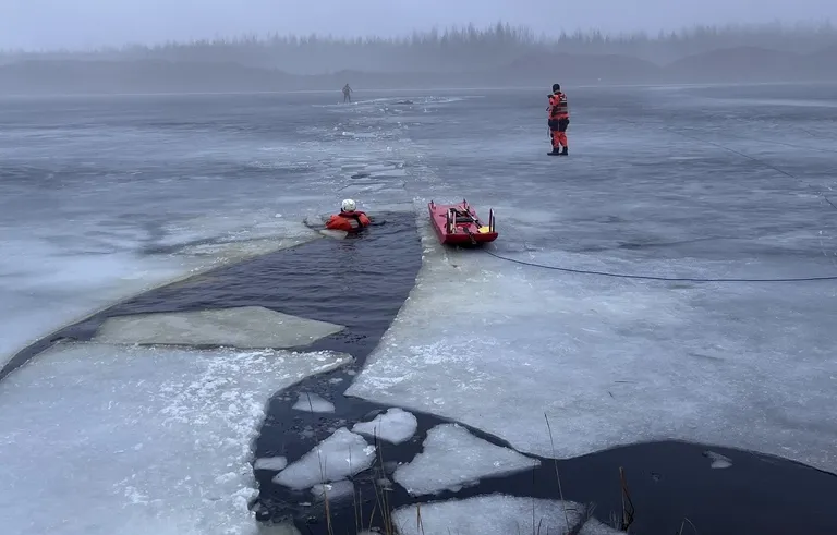 ​Kevadine jää pole enam kuigi tugev, sellest said mehed peal hüpates jagu.