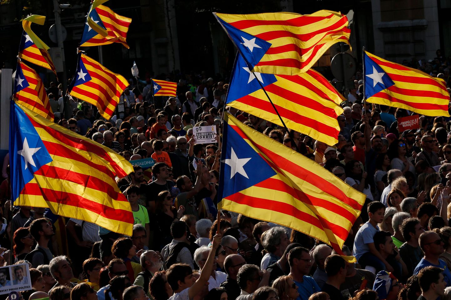 Meeleavaldajad Kataloonia lippudega.
