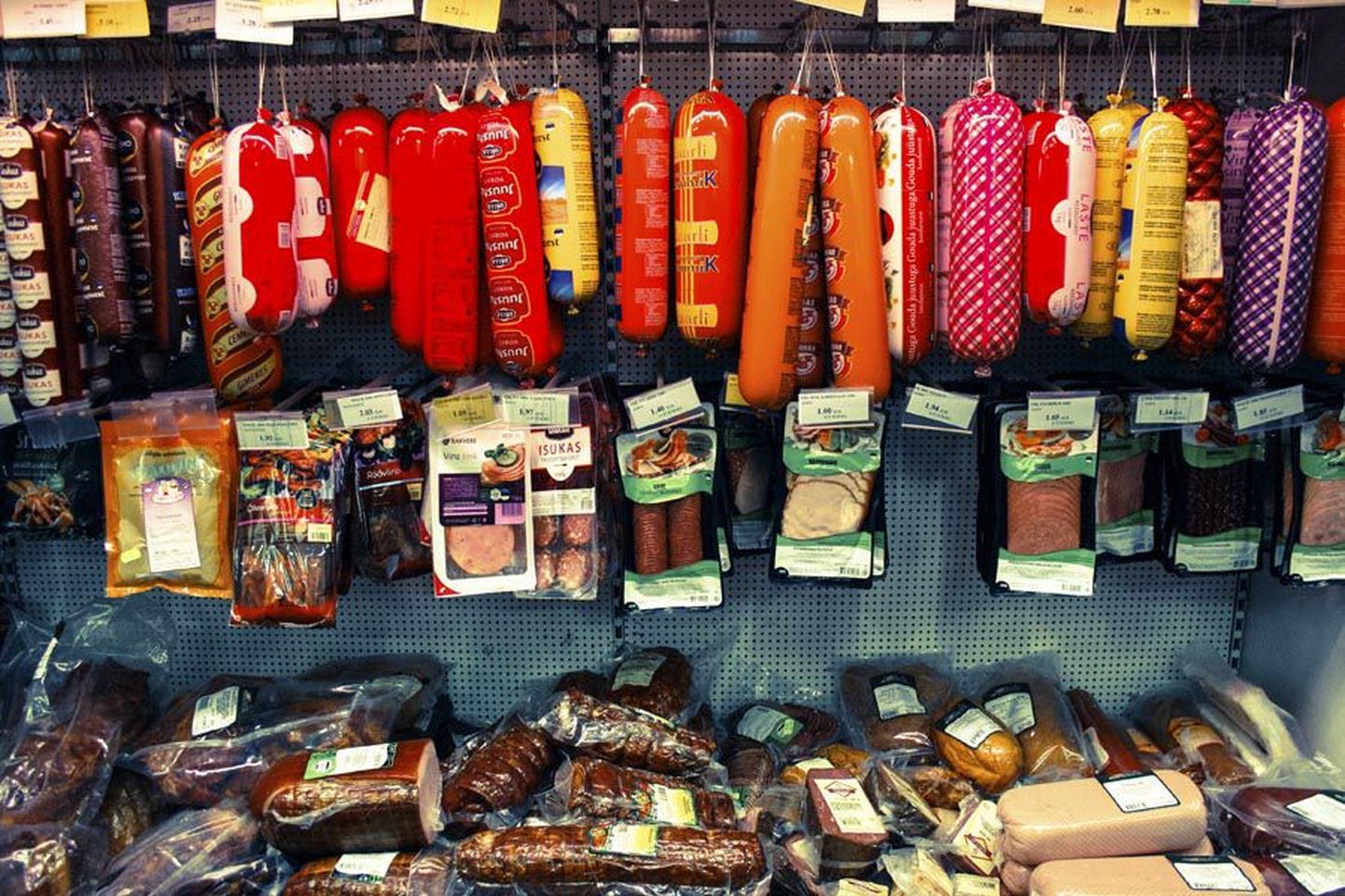 Samal ajal kui liha on Euroopas Venemaa sanktsioonide tõttu odavnenud, on lihatoodete hinnad poodides endiseks jäänud. See on aidanud lihatöösturitel paremini teenida.