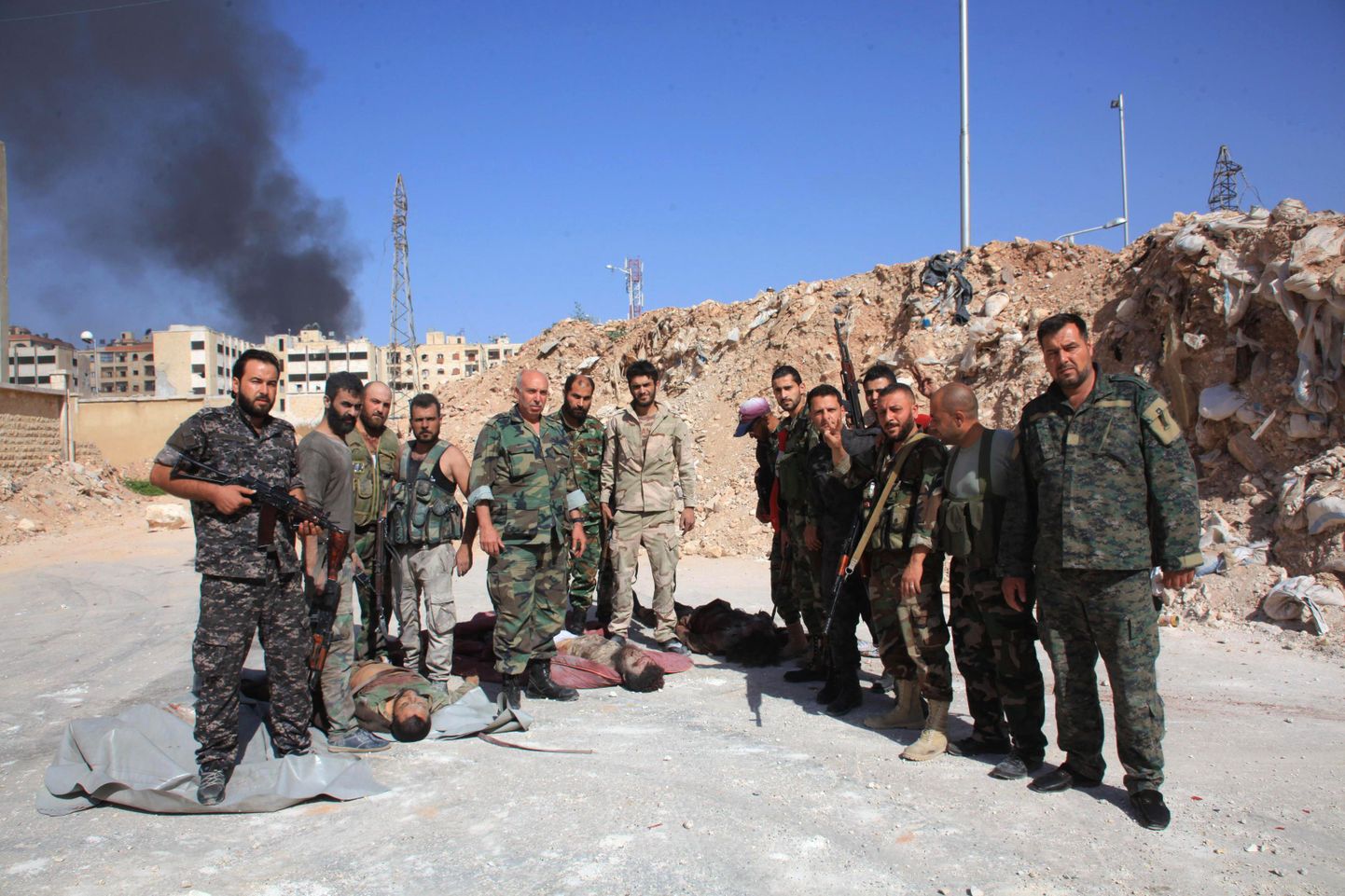 Süüria sõjaväelased väidetavalt IS-i võitlejate laipade kõrval.