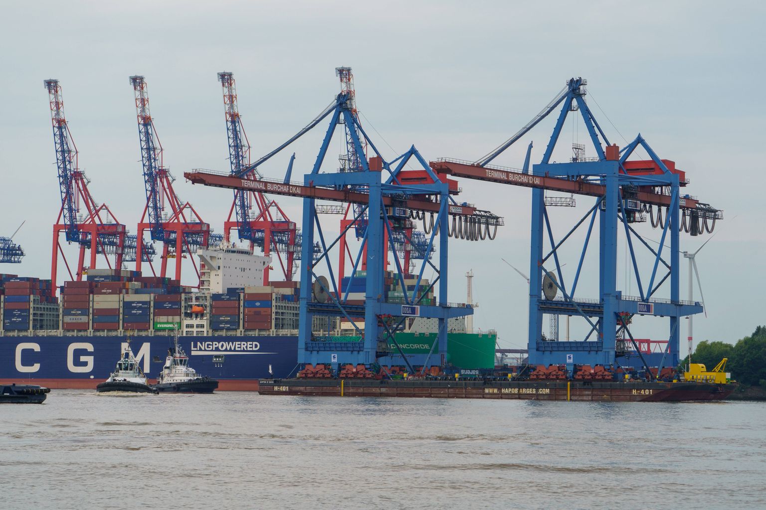 Kaks kraanat tulevad Saksamaalt Hamburgi sadamast meritsi Eesti suunas ja jõuavad Muugale juuli keskel.