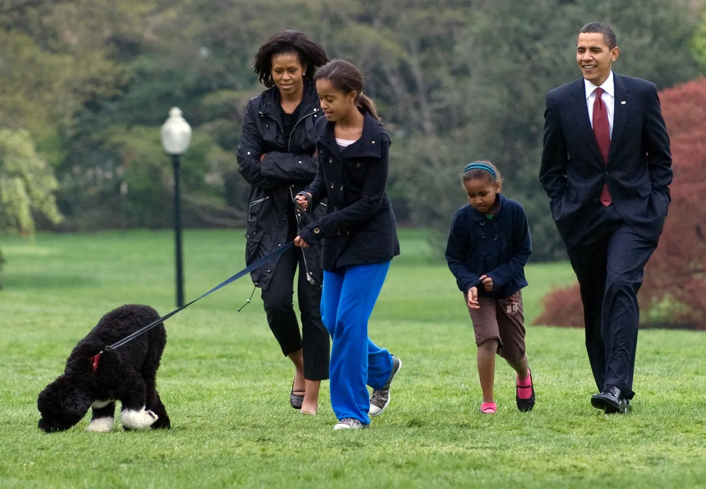 Obamad pooleaastase Bo'ga jalutamas aprillis 2009.