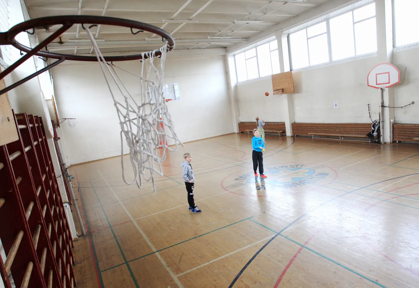 Sellel kooliaastal peavad Variku kooli õpilased hakkama saama veel vanas ja kulunud spordisaalis, kuid lähitulevikus tuleb samasse kohta nüüdisaegne spordihoone.