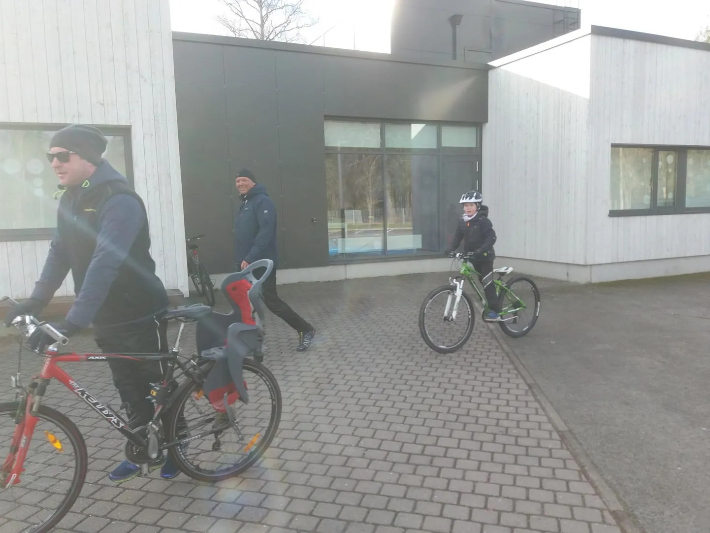Matkasellid Porkunis. 9,9 kilomeetrit on läbitud, nüüd saab kõhu täis süüa ja siis ootab ees kodutee.