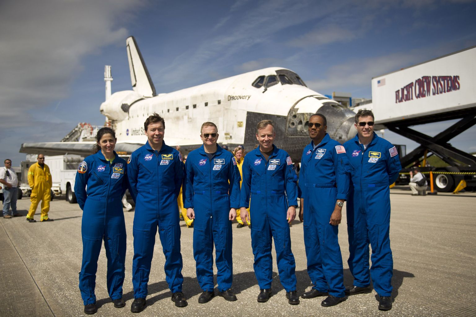 Missiooni STS-133 meeskonnaliimed (vasakult paremale) Nicole Stott, Michael Barratt, Eric Boe, Steve Lindsey, Alvin Drew ja Steve Bowen