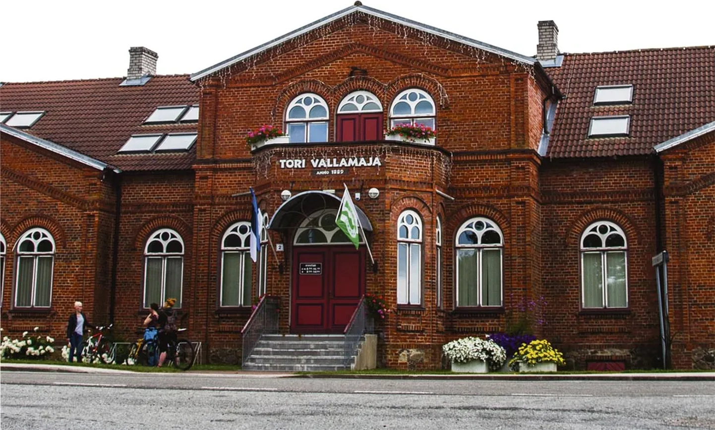 Pärnu jõe kaldal põrgu vastas on ajalooline Tori vallamaja, uuest aastast on Tori valla keskus Sindi linnas.