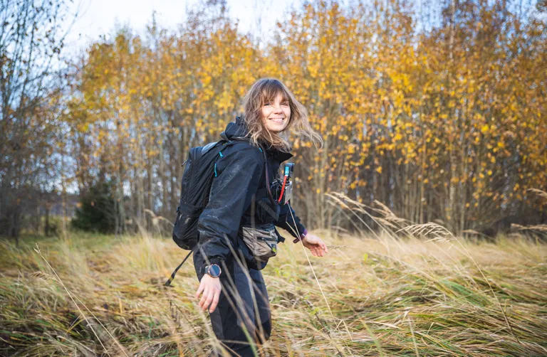 Hanna Samoson avastamas Rail Balticu plaanitavat raudteetrassi.