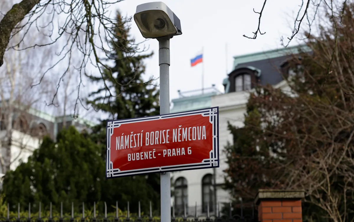 Табличка с переименованной площадью у посольства РФ в Праге в честь убитого лидера российской оппозиции Бориса Немцова, Чешская Республика, 27 февраля 2020 года
