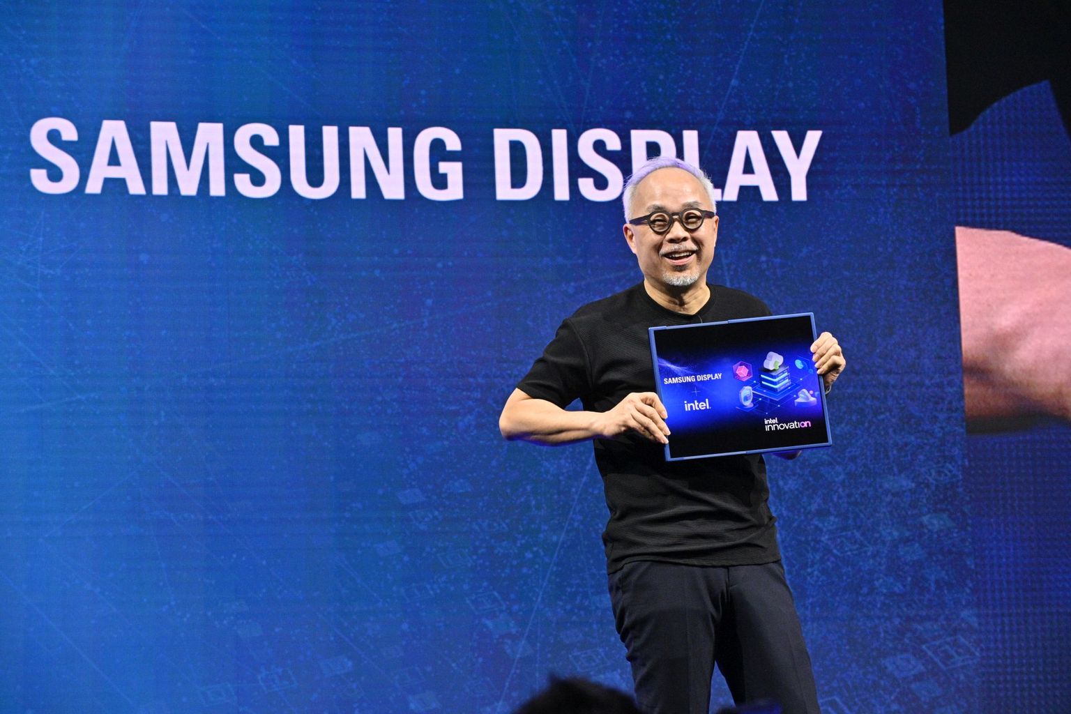 Samsung Display president ja tegevjuht dr. JS Choi tuli Inteli üritusel lavale pealtnäha tavalise 13-tollise ekraaniga, kuid siis hakkas seda servast venitama, kuni seadmest sai sujuvalt 17-tolline monitor.