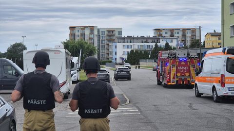 FOTOD ⟩ Demineerijad kontrollivad Pärnu Kesklinna silla juures kahtlust äratanud spordikotte