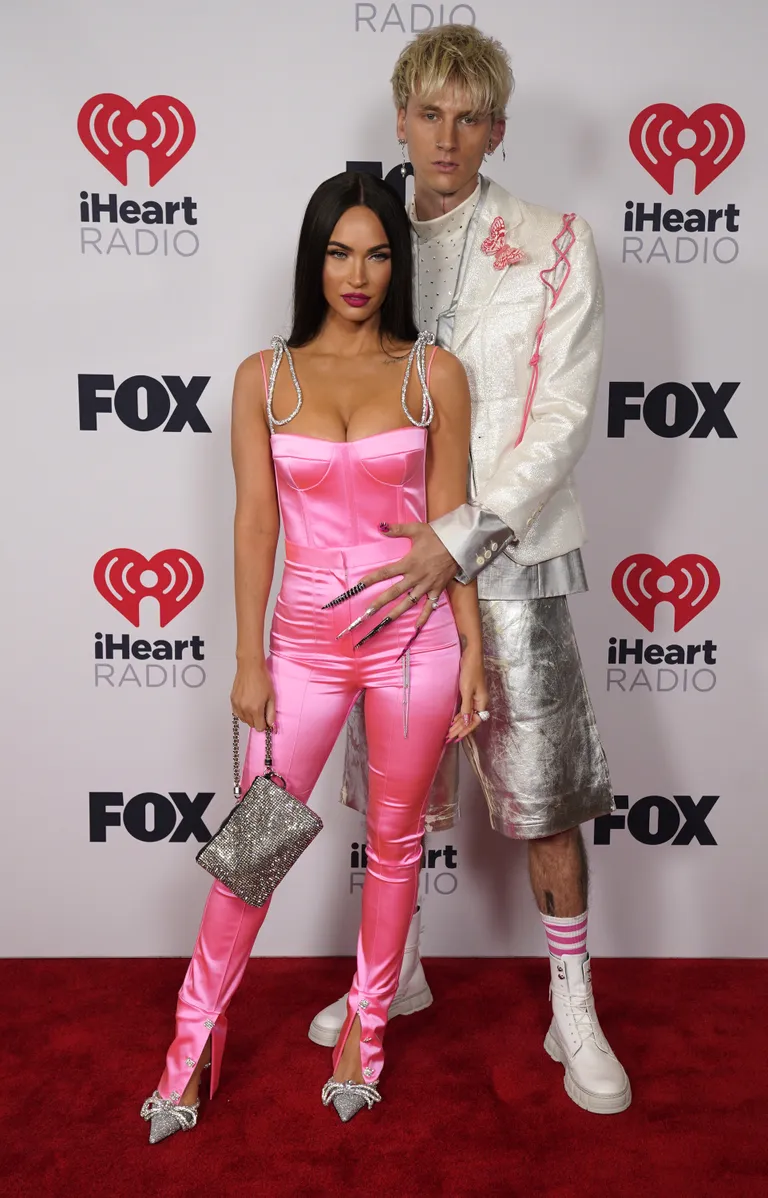 Megan Fox ja Machine Gun Kelly iHeartRadio Music Awards galal 27. mail 2021, kus muusik pälvis aasta parima alternatiivroki albumi auhinna.