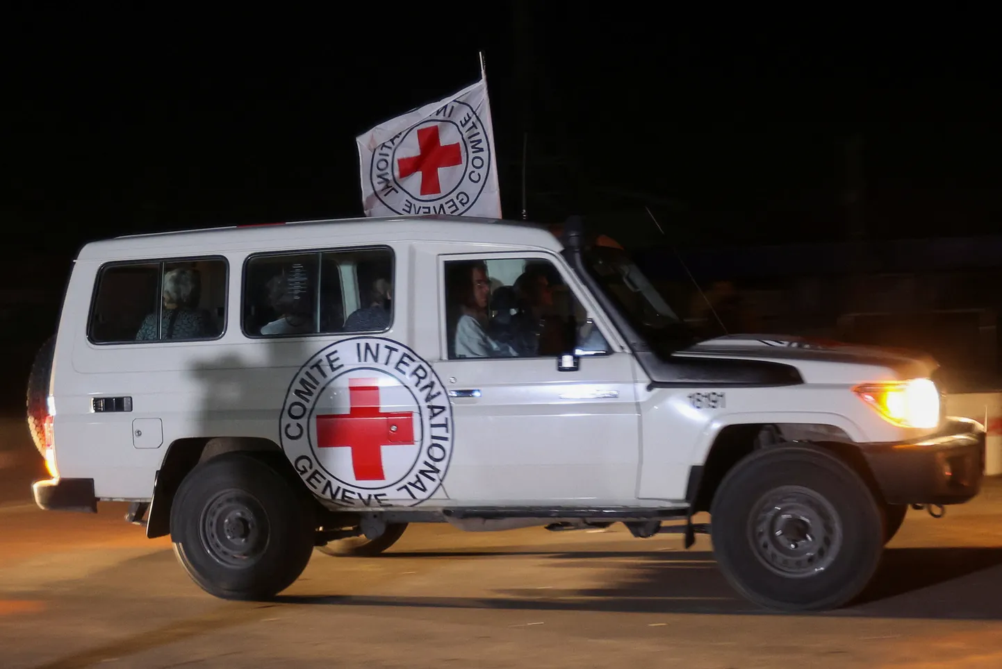Hamasi käest vabastatud pantvange transportiv Punase Risti sõiduk Rafah’ piiripunktis teel Gazast Egiptusesse.