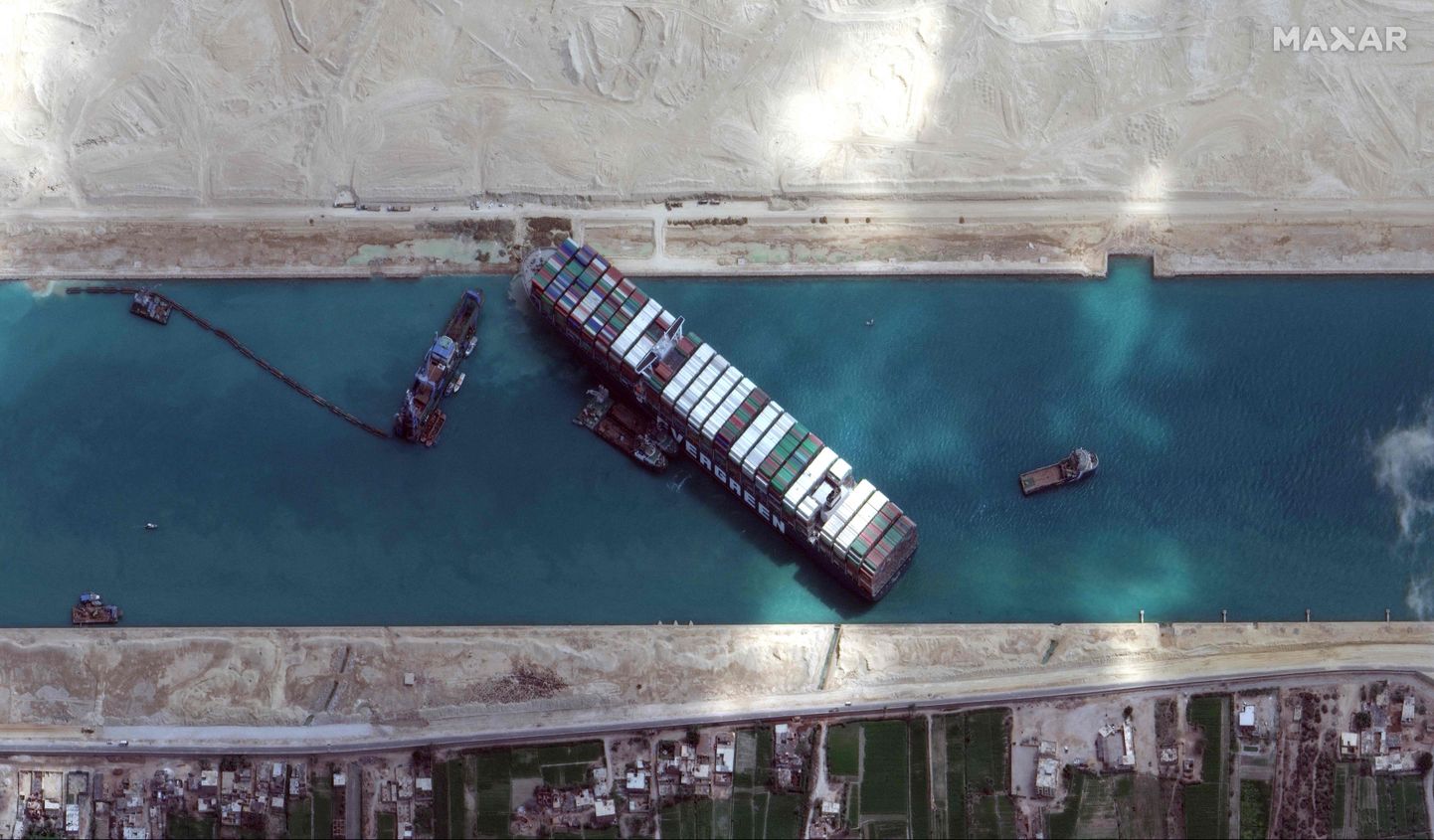Спутниковый снимок застрявшего в Суэцком канале судна.