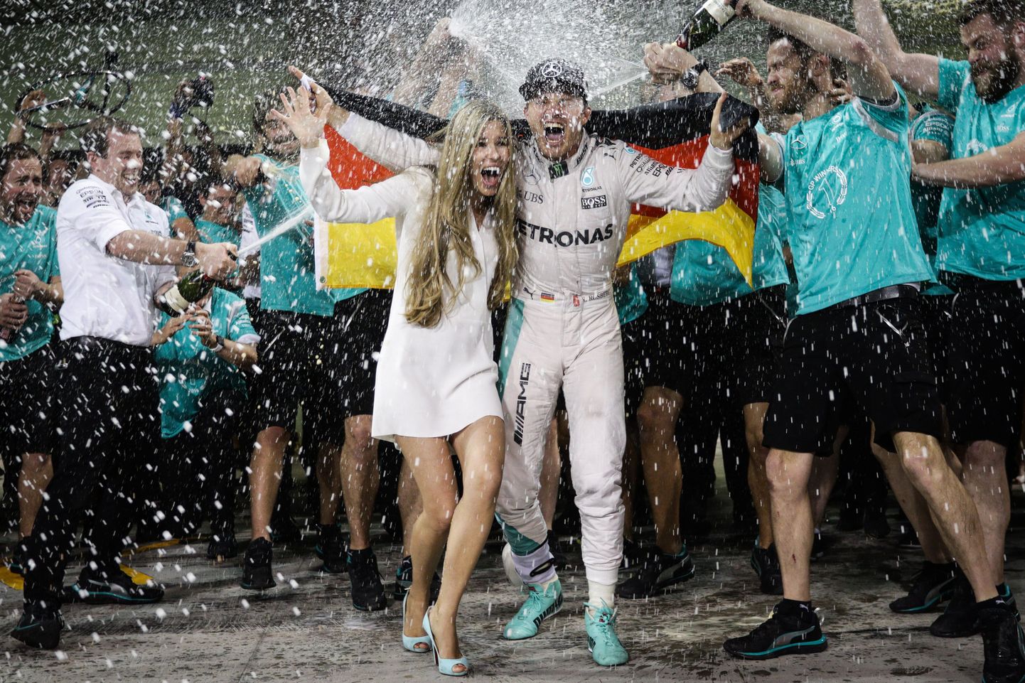 Nico Rosberg MM-tiitlit tähistamas.
