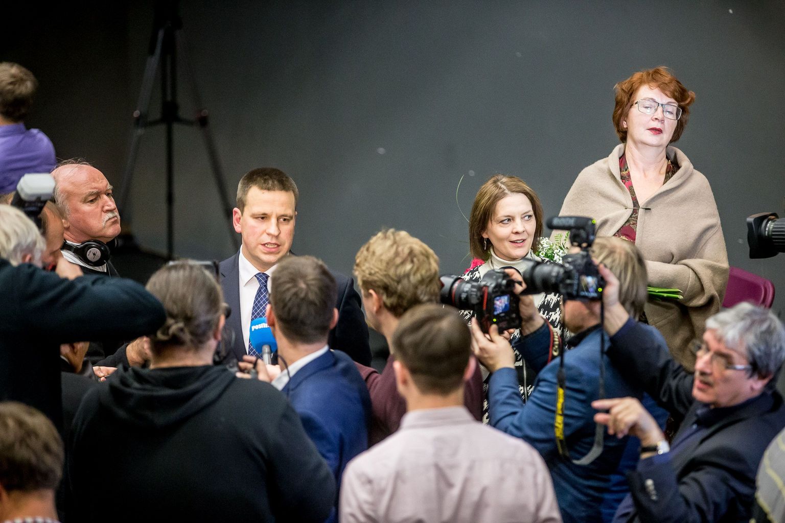 Ajakirjanikud püüdsid Jüri Ratase esimesed seisukohavõtud Keskerakonna uue juhina mikrofonidesse ning foto- ja videokaameratesse. Paremal taamal allajäänud juhipretendent Yana Toom.