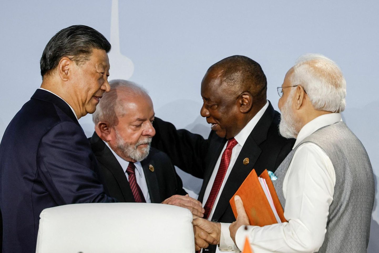 Eelmisel nädalala Johannesburgis kohtunud veel laienemata BRICSi liidrid: Venemaa presidendi Vladimir Putini koju jäämisel soojendasid isekeskis suhteid Hiina president Xi Jinping (vasakult), Brasiilia riigipea Luiz Inácio Lula da Silva, LAVi president Cyril Ramaphosa ja India peaminister Narendra Modi. 