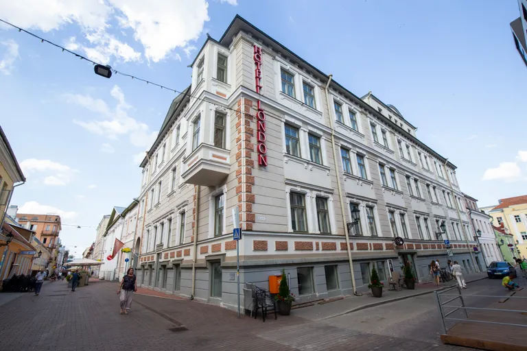 Hotell London majutab nii ralliga seotud inimesi kui ka hulgaliselt rallifänne.