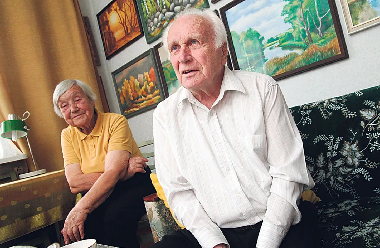 Aime ja Olev Köösel tunnevad praegu rõõmu pensionipõlvest. Olevil jääb nüüd aega maalimiseks, seda tõendab aina suurenev piltide hulk elutoa seinal.