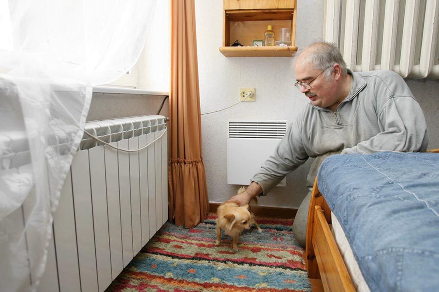 Päri 3 majas elavat Heinar Orgu ning tema koera Oskarit külmad keskkütteradiaatorid ei häiri, sest igas toas on mitu küttekeha. Akna all on külm keskkütteradiaator, seina peal köögist köetav radiaator ning nende vahel on veel väike elektriradiaator.