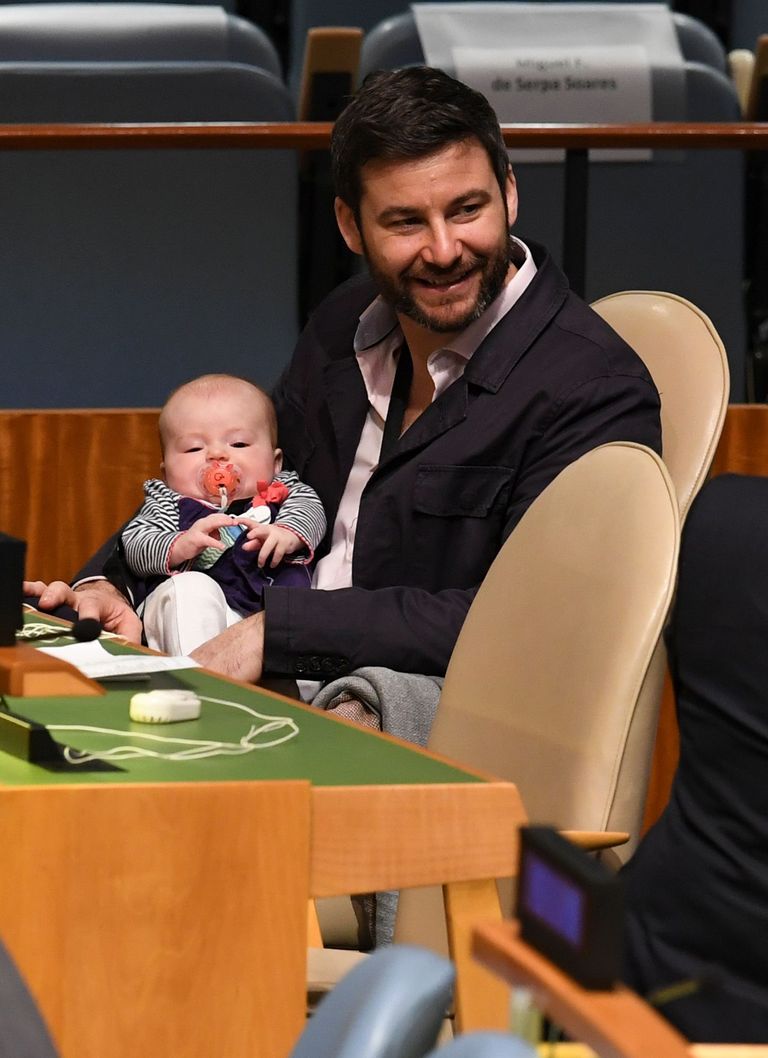 Uus-Meremaa peaminister Jacinda Ardern võttis paarikuuse tütre Neve New Yorki ÜRO peaassambleele kaasa. Arderni elukaaslane ja lapse isa Clarke Gayford koos tütar Neve'ga