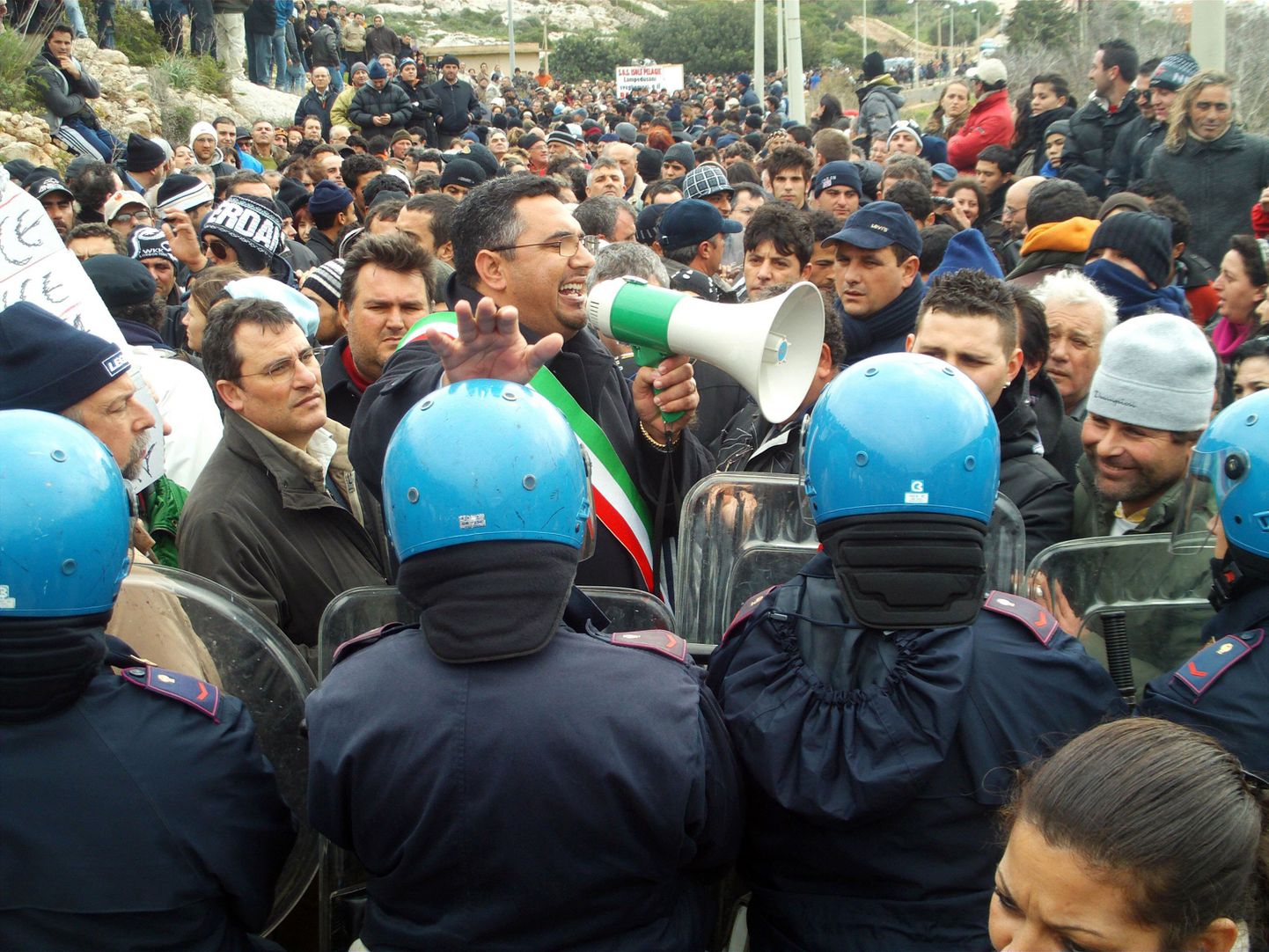 Itaalia linna Lampedusa meer Bernardino De Rubeis kõnelemas meeleavaldajatega, kes protesteerivad immigrantide kinnipidamiskeskuse vastu.