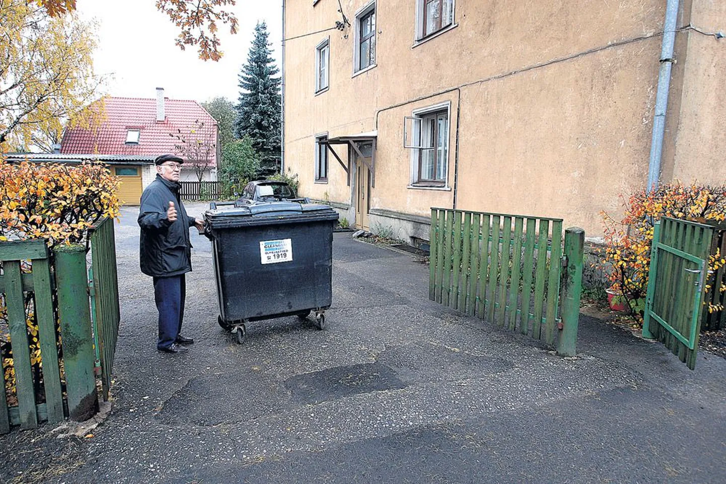 Korteriühistu Tähe 58 esimees Paul Ruugla on pahane ja nõutu: prügifirma Cleanaway, uue nimega Veolia Keskkonnateenused, tuli seni prügi vedades maja 2,8 meetri laiuse väravaga toime. Aga uus prügivedaja, korraldatud jäätmeveo võitja Ragn-Sells nõuab väikselt korteriühistult nüüd nelja meetri laiust väravat.