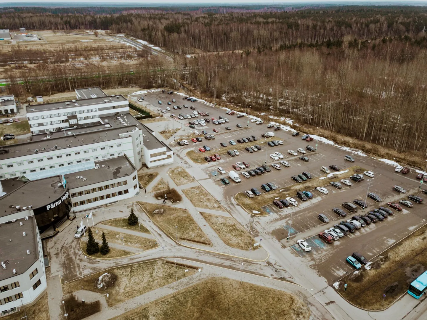 Pärnu haigla plaanib teravaks läinud parkimisprobleemi lahendamiseks parklat laiendada.