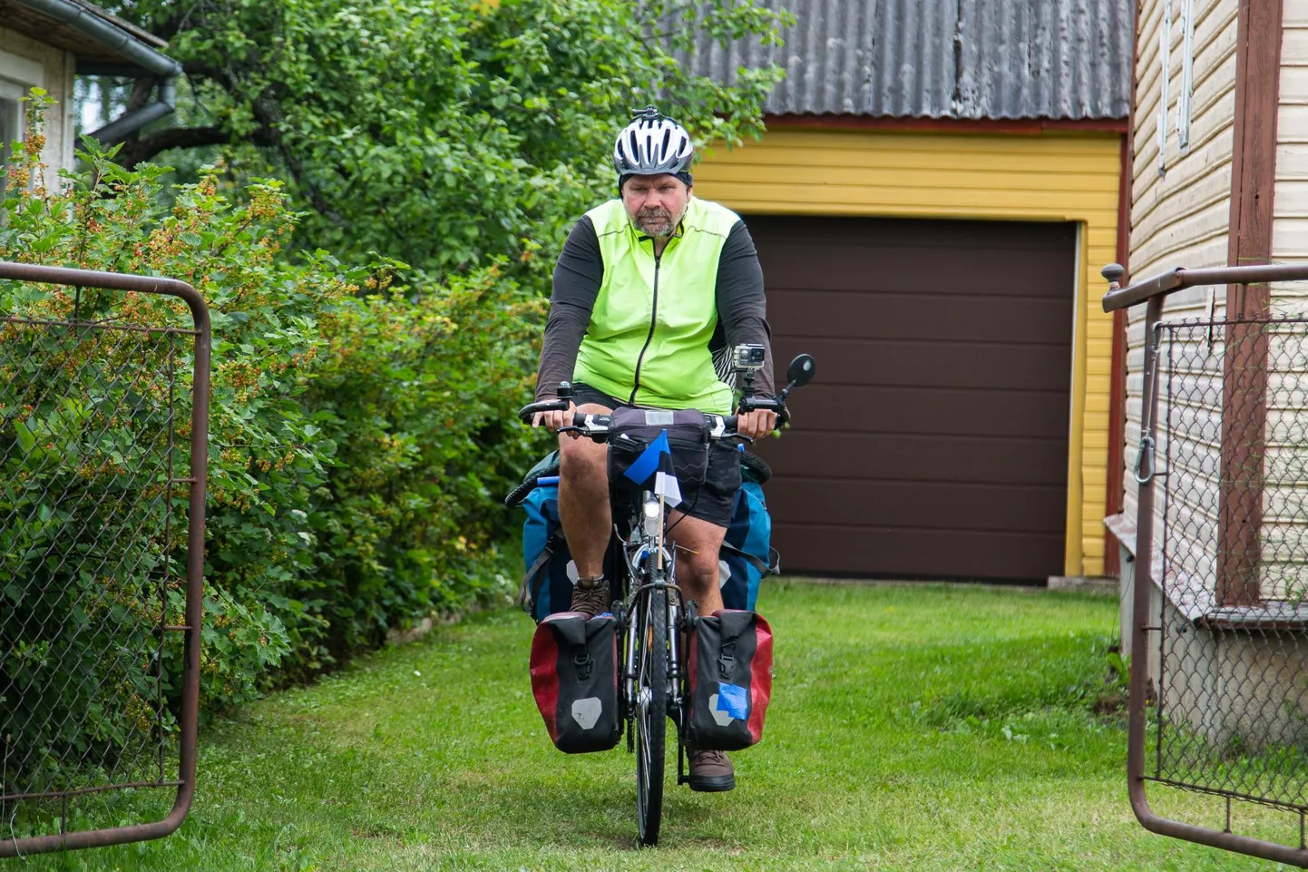 Maailmarändur Heini Räämet alustas oma Otepää kodust teist ümbermaailmareisi tänavu juuli algul. Varsti on ta tagasi, et järgmisel aastal jätkata rännakut sealt, kus see pooleli jäi.
 Paul Poderat
