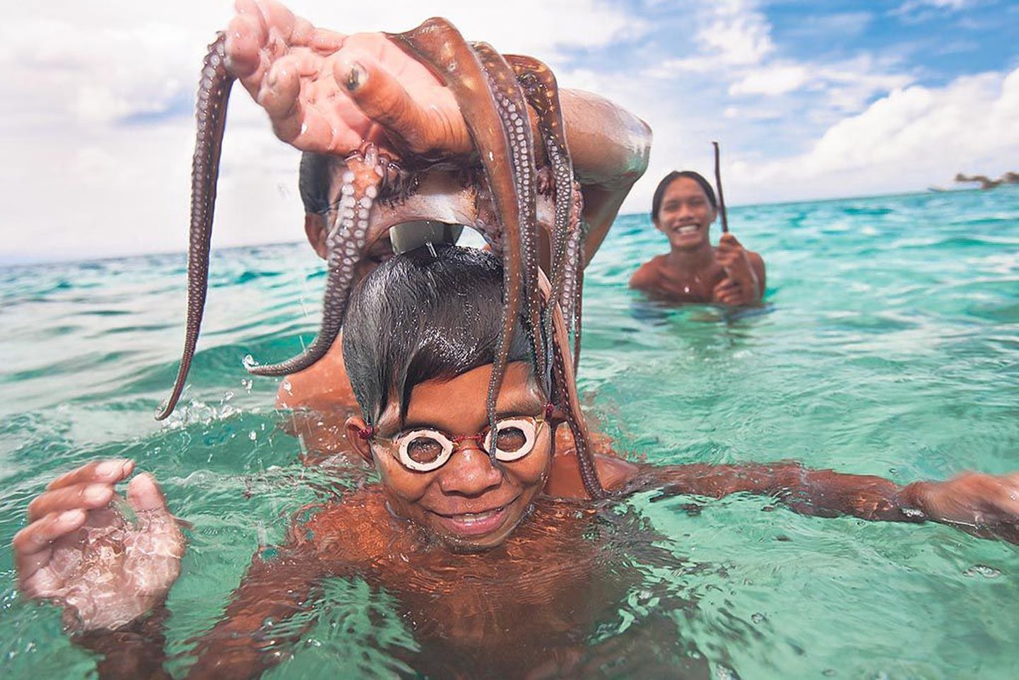 Festivali avafilmiks on Eliza Kubarska “Jalutades vee all” (Poola, Saksamaa, Inglismaa), mis on filmitud Borneos.