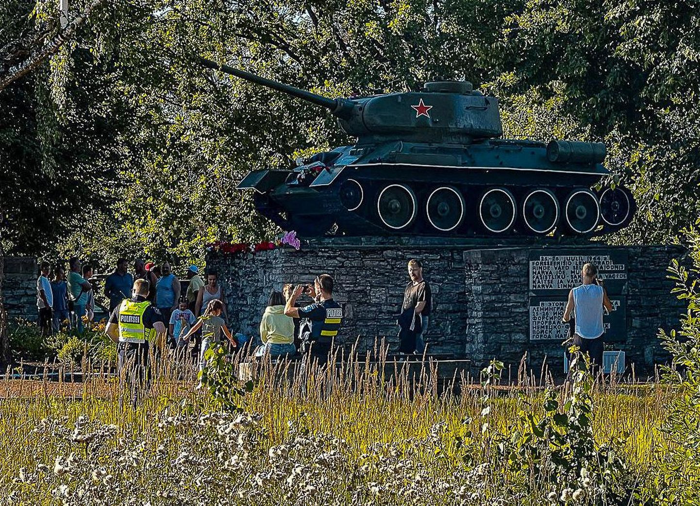 Vaidlusalune Narva tank. Eestlastele on see okupatsiooni sümbol, narvalastele aga nende mälu ja ajalugu.

 