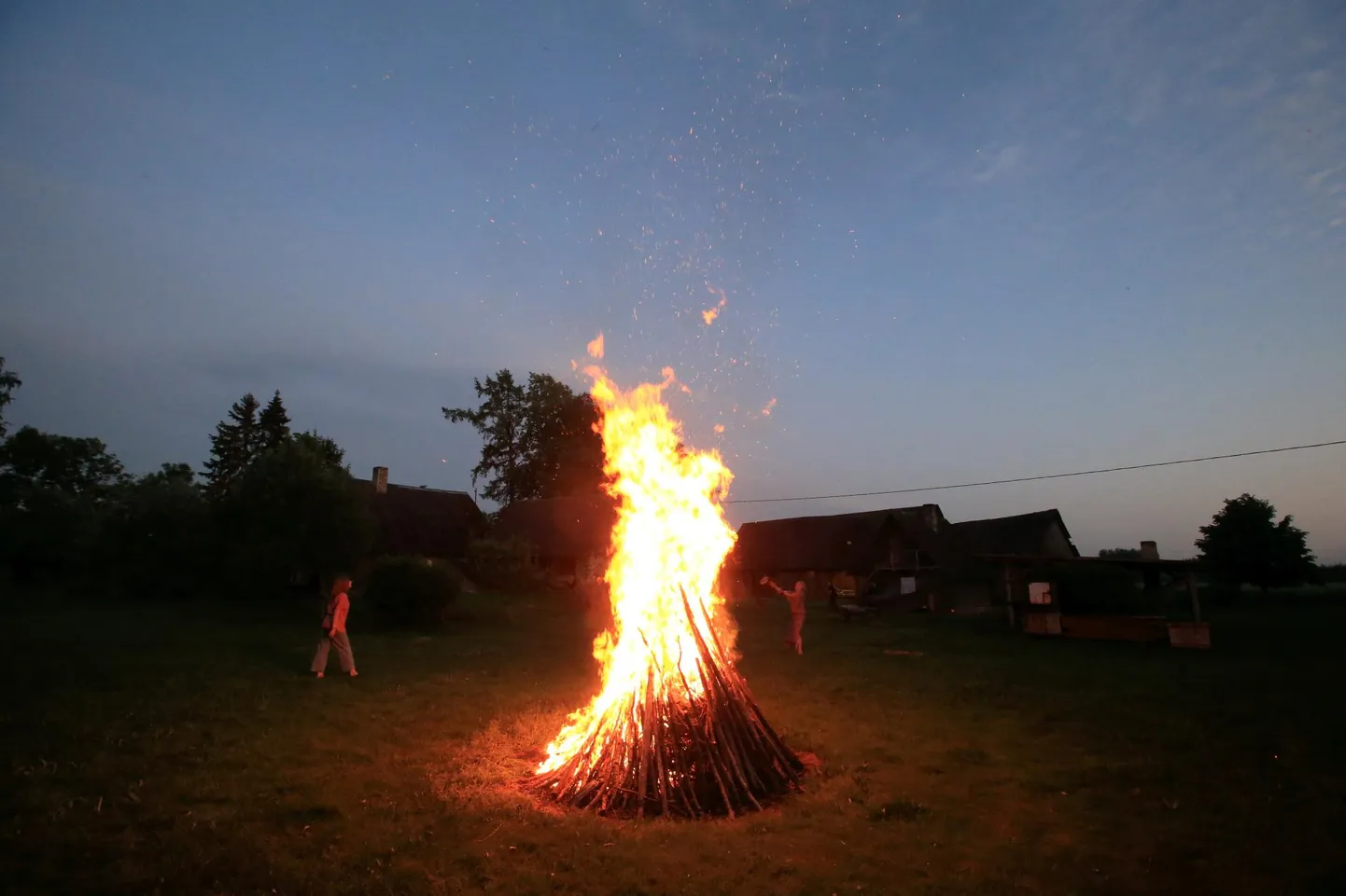 Praegu on Viljandimaal kõva tuul ning päästeamet ei soovita sellise tuulega lõket teha. Foto on illustratiivne.